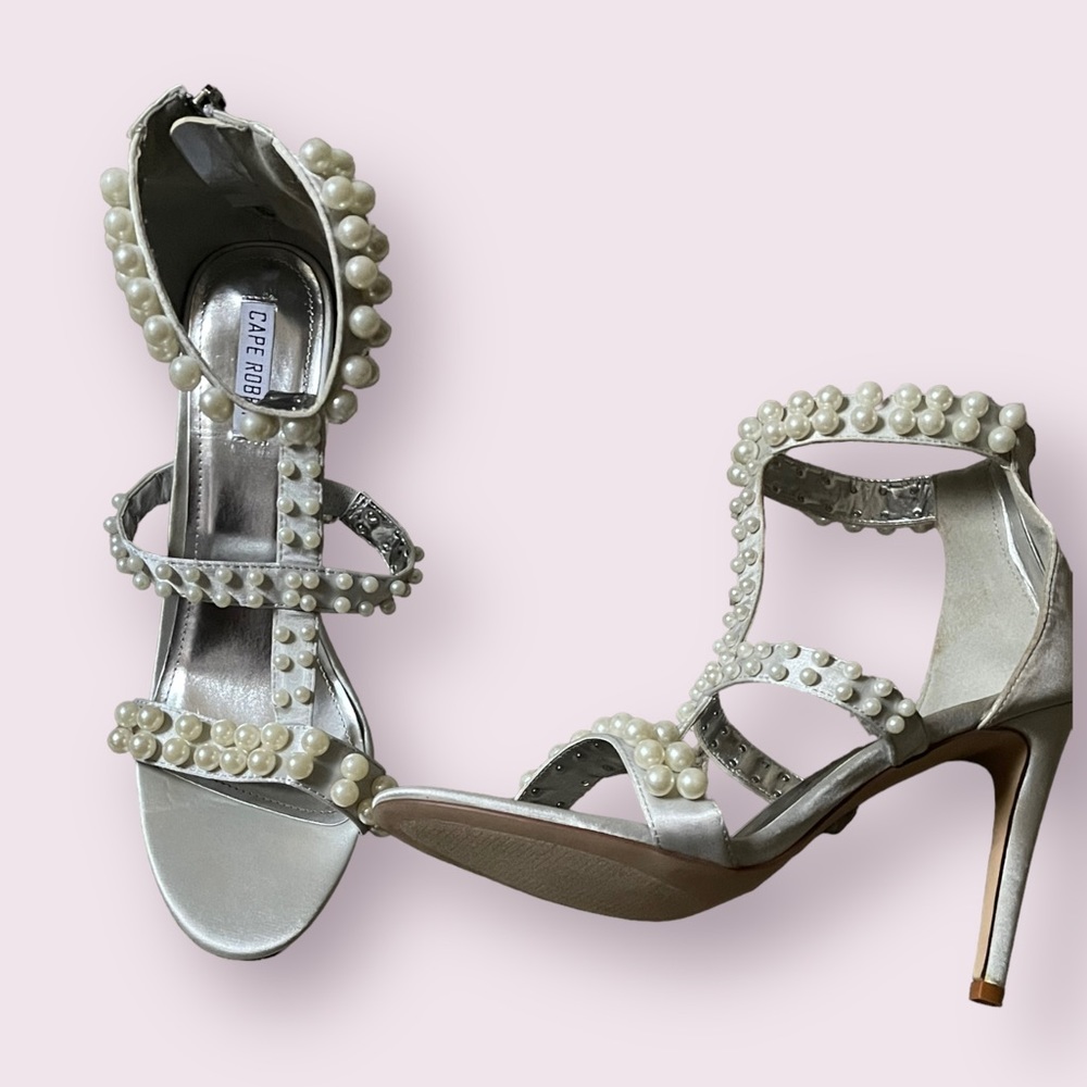 Classy Pearl-decorated high heel
